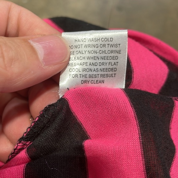 Ladies cap sleeved black and pink shirt with zipper detail on back of neck. - Picture 5 of 5